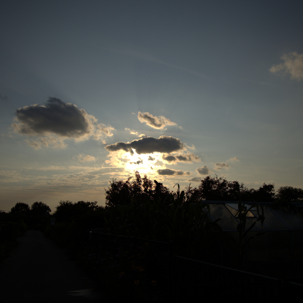 Sonnenuntergang hinter einer Wolke